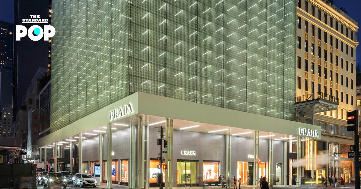 ภาพนั่งร้านก่อสร้างสีเขียวอ่อนดีไซน์ทันสมัยของ Prada สาขา 5th Avenue ที่นิวยอร์ก