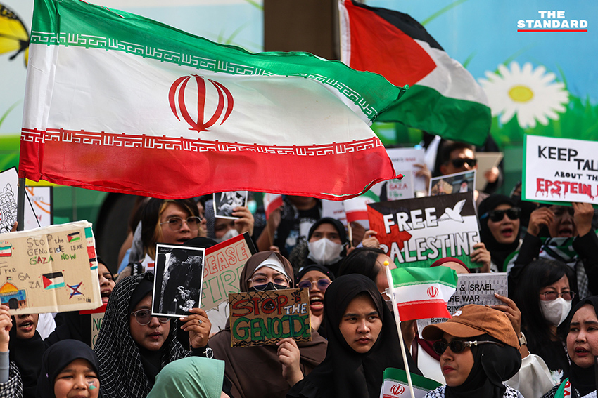 กลุ่มผู้ชุมนุมสนับสนุน อิหร่าน รวมตัวหน้า สถานทูตอิสราเอล ในประเทศไทย พร้อมธงชาติ อิหร่าน และรถขยายเสียง เรียกร้อง รัฐบาลไทย วางตัวเป็นกลาง 1