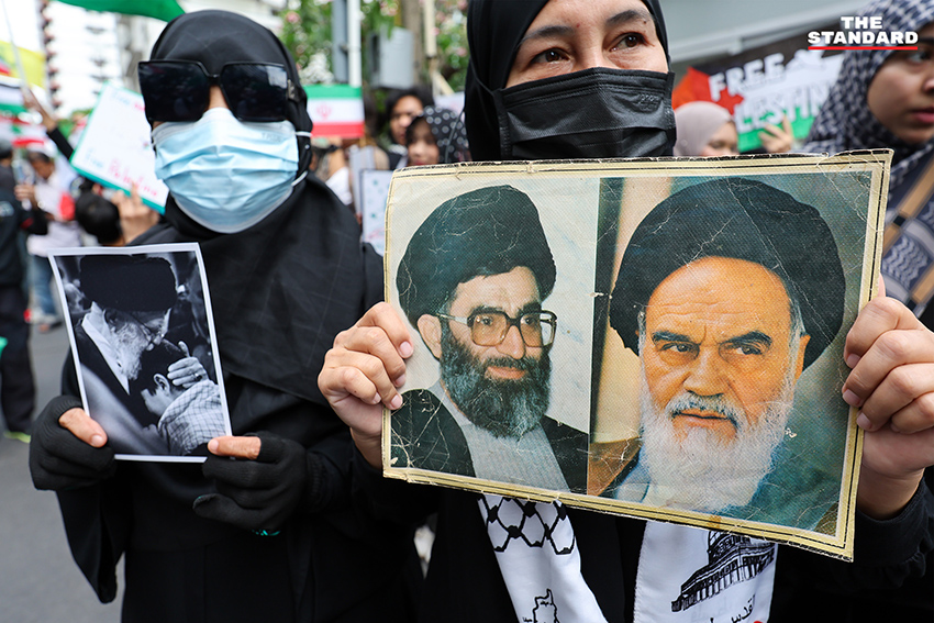 กลุ่มผู้ชุมนุมสนับสนุน อิหร่าน รวมตัวหน้า สถานทูตอิสราเอล ในประเทศไทย พร้อมธงชาติ อิหร่าน และรถขยายเสียง เรียกร้อง รัฐบาลไทย วางตัวเป็นกลาง 10