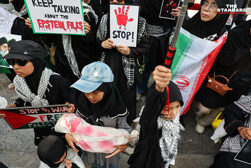 กลุ่มผู้ชุมนุมสนับสนุน อิหร่าน รวมตัวหน้า สถานทูตอิสราเอล ในประเทศไทย พร้อมธงชาติ อิหร่าน และรถขยายเสียง เรียกร้อง รัฐบาลไทย วางตัวเป็นกลาง 11