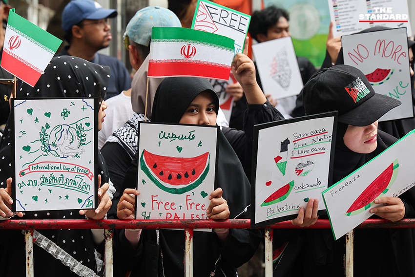 กลุ่มผู้ชุมนุมสนับสนุน อิหร่าน รวมตัวหน้า สถานทูตอิสราเอล ในประเทศไทย พร้อมธงชาติ อิหร่าน และรถขยายเสียง เรียกร้อง รัฐบาลไทย วางตัวเป็นกลาง 12