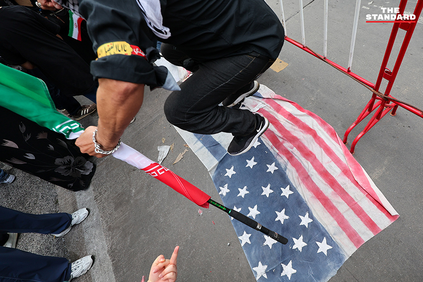 กลุ่มผู้ชุมนุมสนับสนุน อิหร่าน รวมตัวหน้า สถานทูตอิสราเอล ในประเทศไทย พร้อมธงชาติ อิหร่าน และรถขยายเสียง เรียกร้อง รัฐบาลไทย วางตัวเป็นกลาง 13
