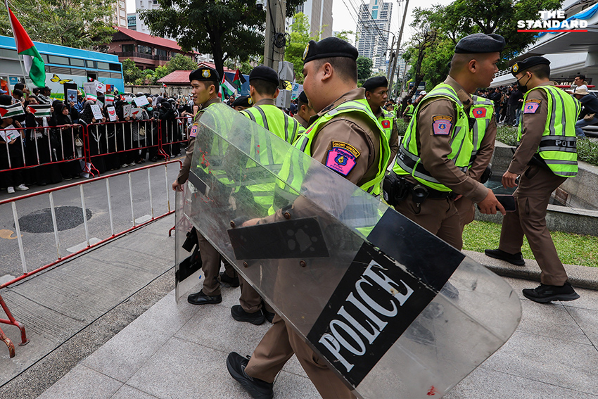 กลุ่มผู้ชุมนุมสนับสนุน อิหร่าน รวมตัวหน้า สถานทูตอิสราเอล ในประเทศไทย พร้อมธงชาติ อิหร่าน และรถขยายเสียง เรียกร้อง รัฐบาลไทย วางตัวเป็นกลาง 14