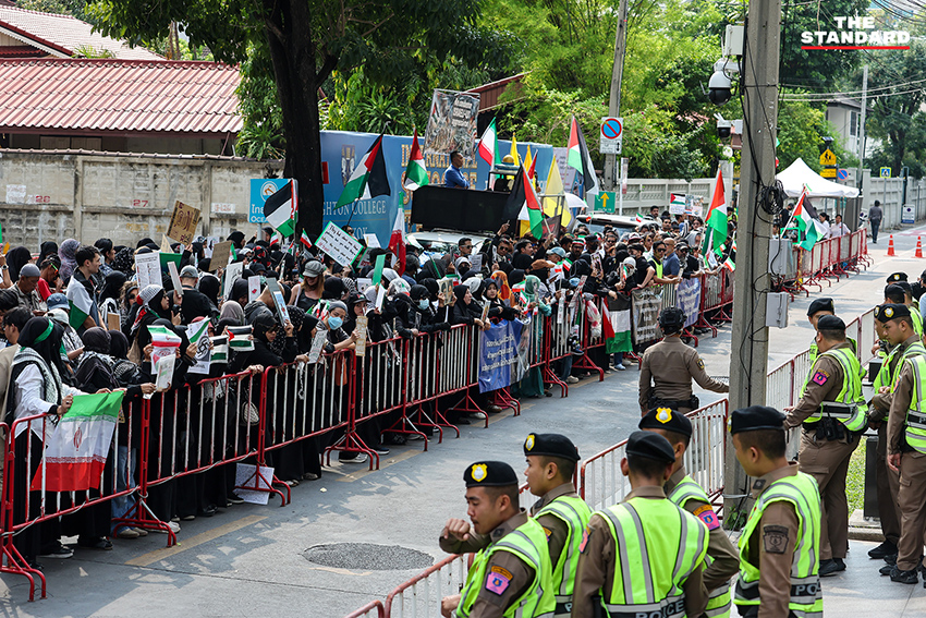 กลุ่มผู้ชุมนุมสนับสนุน อิหร่าน รวมตัวหน้า สถานทูตอิสราเอล ในประเทศไทย พร้อมธงชาติ อิหร่าน และรถขยายเสียง เรียกร้อง รัฐบาลไทย วางตัวเป็นกลาง 15