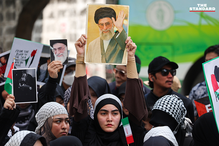 กลุ่มผู้ชุมนุมสนับสนุน อิหร่าน รวมตัวหน้า สถานทูตอิสราเอล ในประเทศไทย พร้อมธงชาติ อิหร่าน และรถขยายเสียง เรียกร้อง รัฐบาลไทย วางตัวเป็นกลาง 2