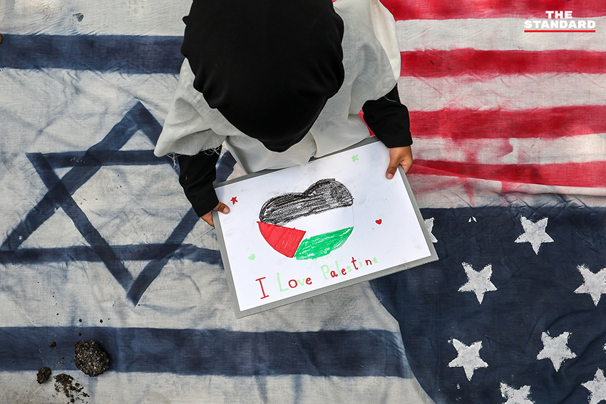 กลุ่มผู้ชุมนุมสนับสนุน อิหร่าน รวมตัวหน้า สถานทูตอิสราเอล ในประเทศไทย พร้อมธงชาติ อิหร่าน และรถขยายเสียง เรียกร้อง รัฐบาลไทย วางตัวเป็นกลาง 3