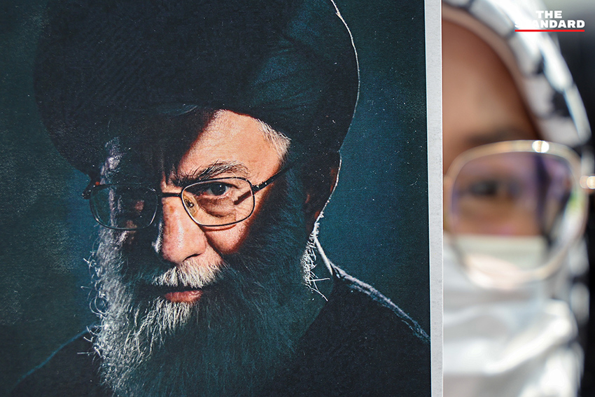 กลุ่มผู้ชุมนุมสนับสนุน อิหร่าน รวมตัวหน้า สถานทูตอิสราเอล ในประเทศไทย พร้อมธงชาติ อิหร่าน และรถขยายเสียง เรียกร้อง รัฐบาลไทย วางตัวเป็นกลาง 4