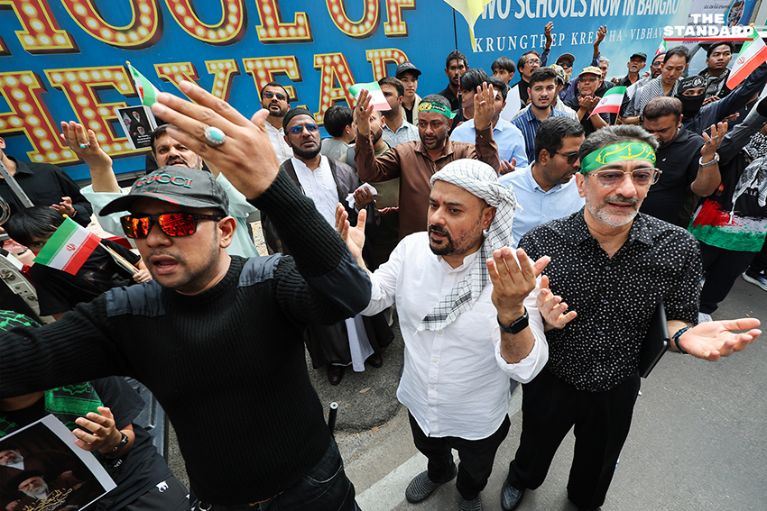 กลุ่มผู้ชุมนุมสนับสนุน อิหร่าน รวมตัวหน้า สถานทูตอิสราเอล ในประเทศไทย พร้อมธงชาติ อิหร่าน และรถขยายเสียง เรียกร้อง รัฐบาลไทย วางตัวเป็นกลาง 6