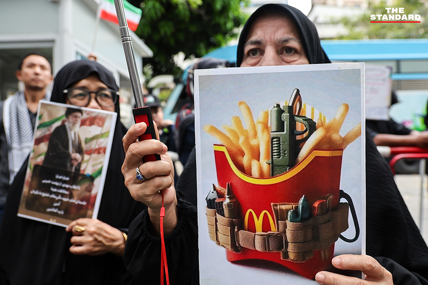 กลุ่มผู้ชุมนุมสนับสนุน อิหร่าน รวมตัวหน้า สถานทูตอิสราเอล ในประเทศไทย พร้อมธงชาติ อิหร่าน และรถขยายเสียง เรียกร้อง รัฐบาลไทย วางตัวเป็นกลาง 7