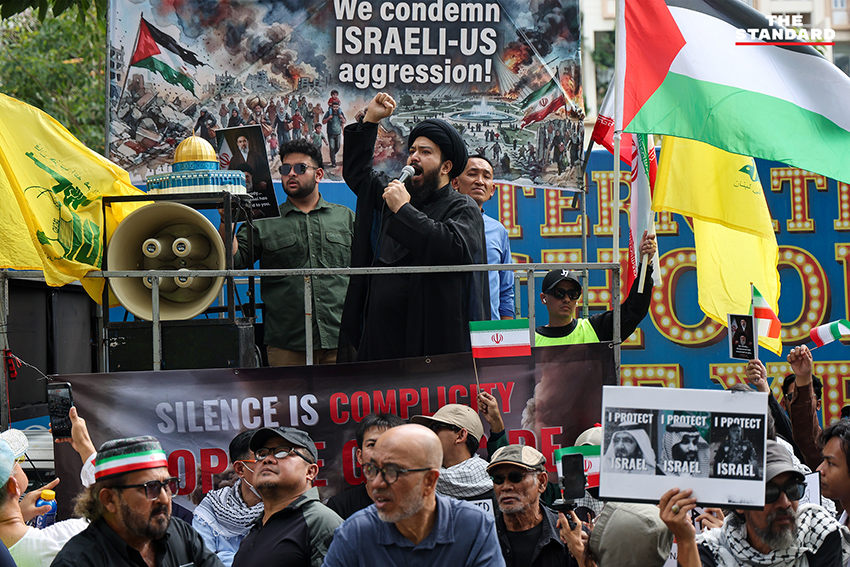 กลุ่มผู้ชุมนุมสนับสนุน อิหร่าน รวมตัวหน้า สถานทูตอิสราเอล ในประเทศไทย พร้อมธงชาติ อิหร่าน และรถขยายเสียง เรียกร้อง รัฐบาลไทย วางตัวเป็นกลาง 8