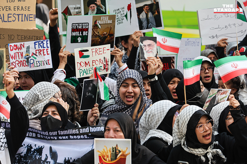กลุ่มผู้ชุมนุมสนับสนุน อิหร่าน รวมตัวหน้า สถานทูตอิสราเอล ในประเทศไทย พร้อมธงชาติ อิหร่าน และรถขยายเสียง เรียกร้อง รัฐบาลไทย วางตัวเป็นกลาง 9