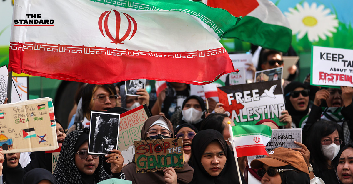 กลุ่มผู้ชุมนุมสนับสนุน อิหร่าน รวมตัวหน้า สถานทูตอิสราเอล ในประเทศไทย พร้อมธงชาติ อิหร่าน และรถขยายเสียง เรียกร้อง รัฐบาลไทย วางตัวเป็นกลาง