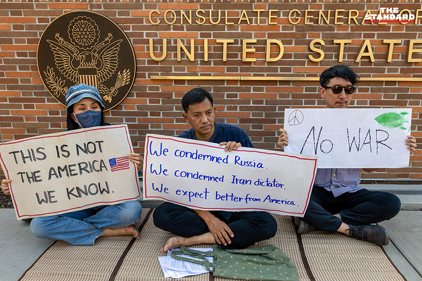 ภาพถ่ายกิจกรรมเชิงสัญลักษณ์กลุ่มผู้คัดค้านสหรัฐฯ โจมตีอิหร่าน นำโดย นพ.รังสฤษฎ์ กาญจนะวณิชย์ ที่สถานกงสุลสหรัฐอเมริกา เชียงใหม่ 1