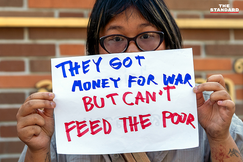 ภาพถ่ายกิจกรรมเชิงสัญลักษณ์กลุ่มผู้คัดค้านสหรัฐฯ โจมตีอิหร่าน นำโดย นพ.รังสฤษฎ์ กาญจนะวณิชย์ ที่สถานกงสุลสหรัฐอเมริกา เชียงใหม่ 2