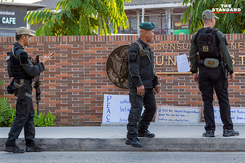 ภาพถ่ายกิจกรรมเชิงสัญลักษณ์กลุ่มผู้คัดค้านสหรัฐฯ โจมตีอิหร่าน นำโดย นพ.รังสฤษฎ์ กาญจนะวณิชย์ ที่สถานกงสุลสหรัฐอเมริกา เชียงใหม่ 4