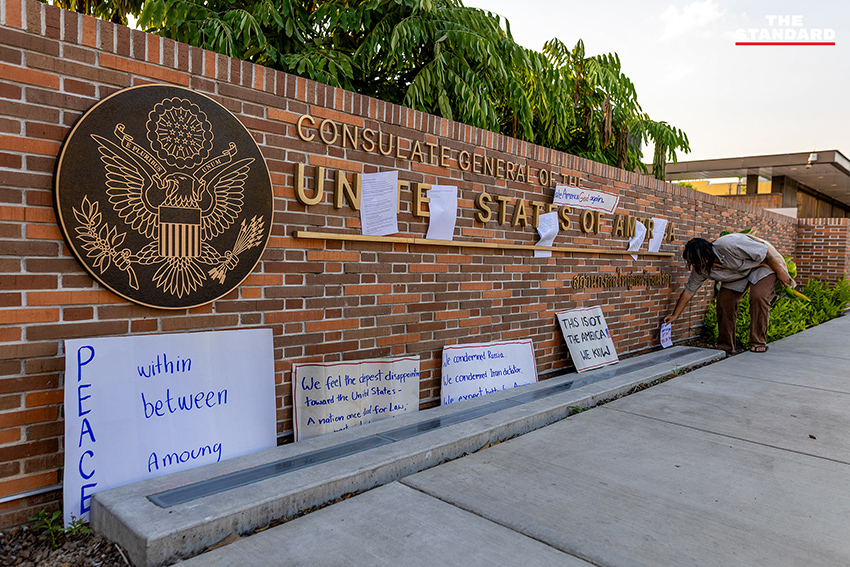 ภาพถ่ายกิจกรรมเชิงสัญลักษณ์กลุ่มผู้คัดค้านสหรัฐฯ โจมตีอิหร่าน นำโดย นพ.รังสฤษฎ์ กาญจนะวณิชย์ ที่สถานกงสุลสหรัฐอเมริกา เชียงใหม่ 6