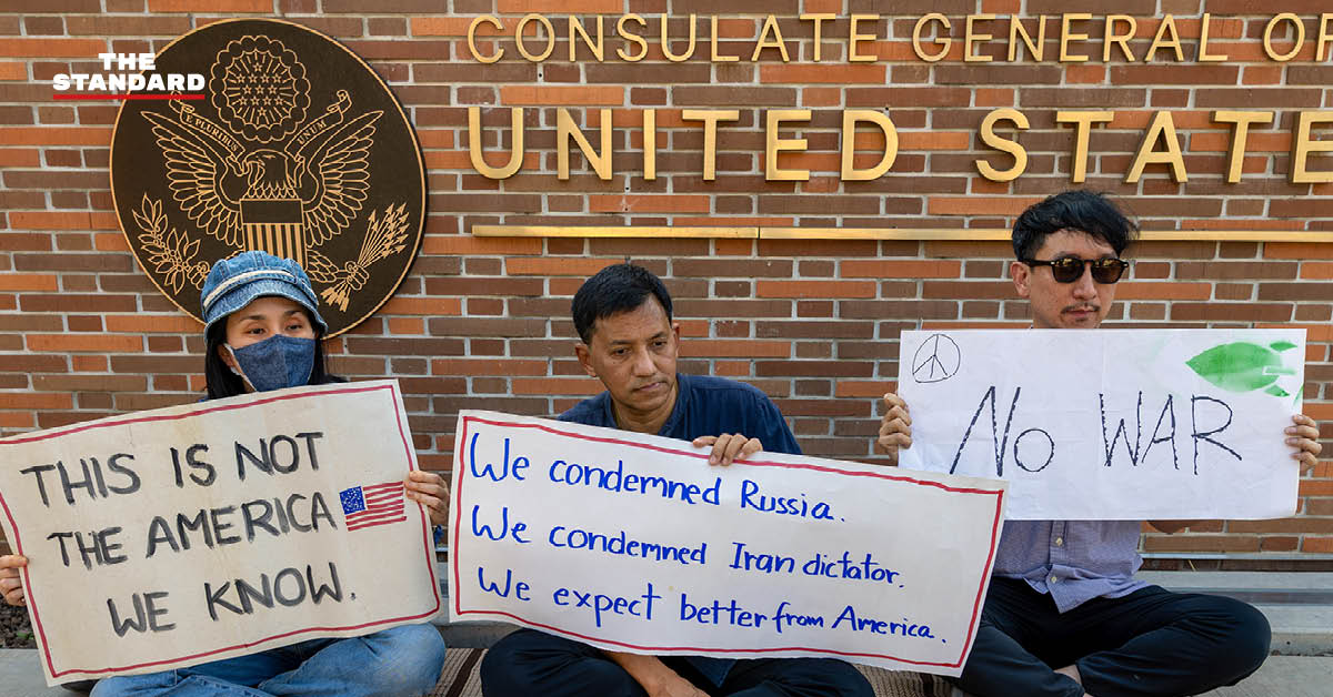 ภาพถ่ายกิจกรรมเชิงสัญลักษณ์กลุ่มผู้คัดค้านสหรัฐฯ โจมตีอิหร่าน นำโดย นพ.รังสฤษฎ์ กาญจนะวณิชย์ ที่สถานกงสุลสหรัฐอเมริกา เชียงใหม่