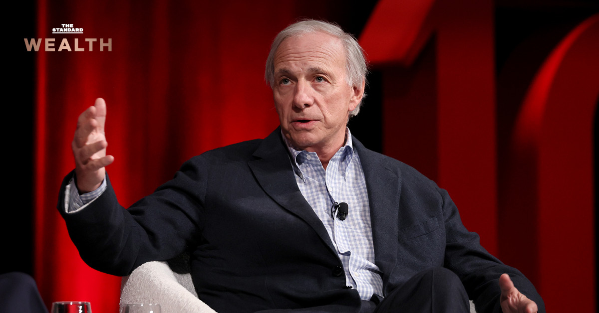 เรย์ ดาลิโอ นักลงทุนผู้ก่อตั้ง Bridgewater Associates กำลังพูดบนเวที โดยมีข้อความระบุ 'ศึกตัดสิน มหาอำนาจโลก อยู่ที่ใครคุมช่องแคบฮอร์มุซ' ประกอบภาพ