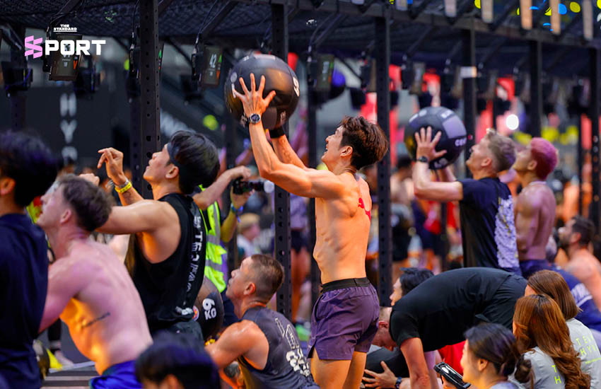 นักกีฬาทำ Wall Balls ใน Red Bull 100 Challenge การแข่งขัน HYROX Bangkok 2026 2