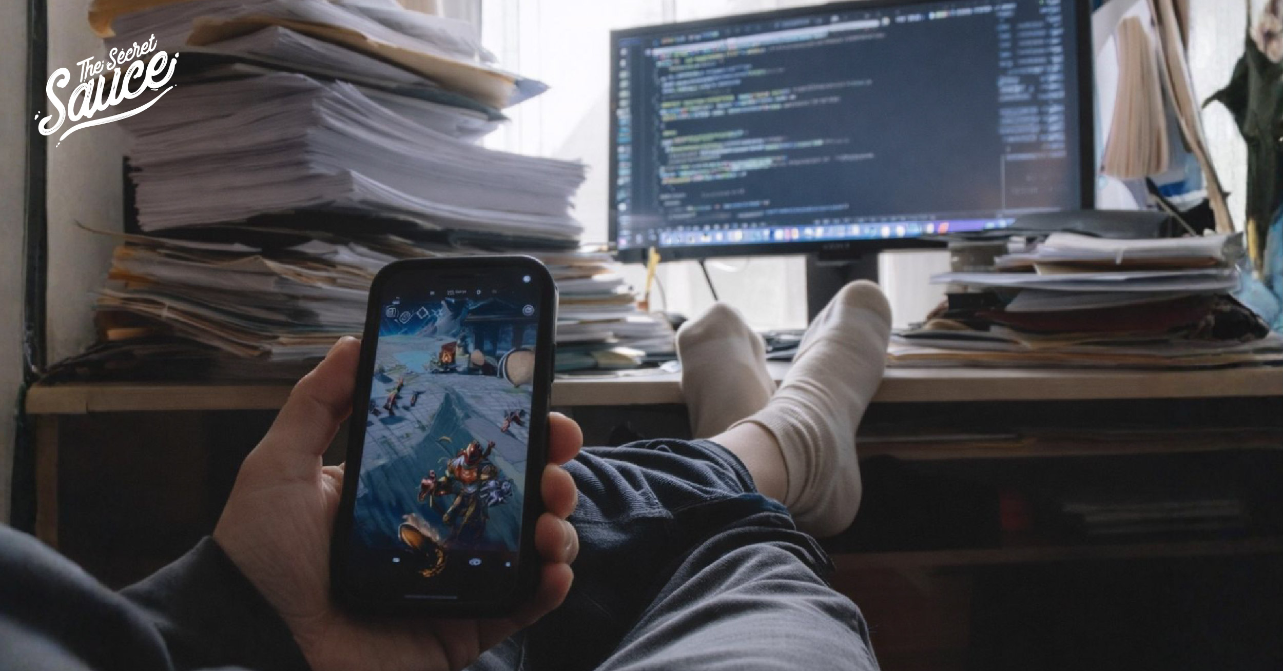 ภาพประกอบแสดงบุคคลกำลังพยายามมีสมาธิอยู่กับงานบนโต๊ะทำงาน ท่ามกลางความเครียดและสิ่งรบกวนรอบตัว