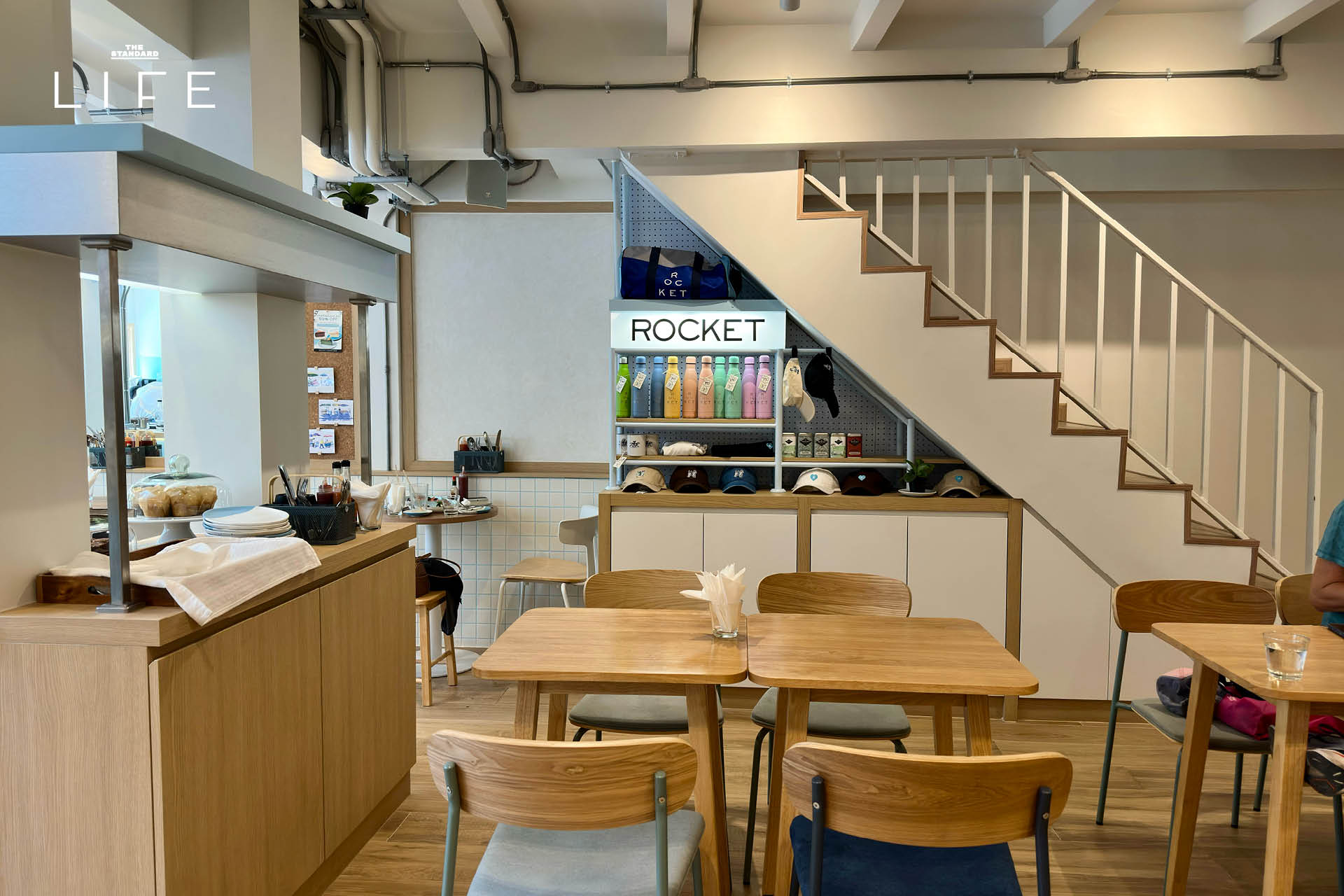 ภาพบรรยากาศร้าน Rocket Coffeebar สาขาใหม่ข้างสวนลุมฯ ที่ตกแต่งสไตล์สวีดิช พร้อมเมนูบรันช์น่ารับประทาน 3