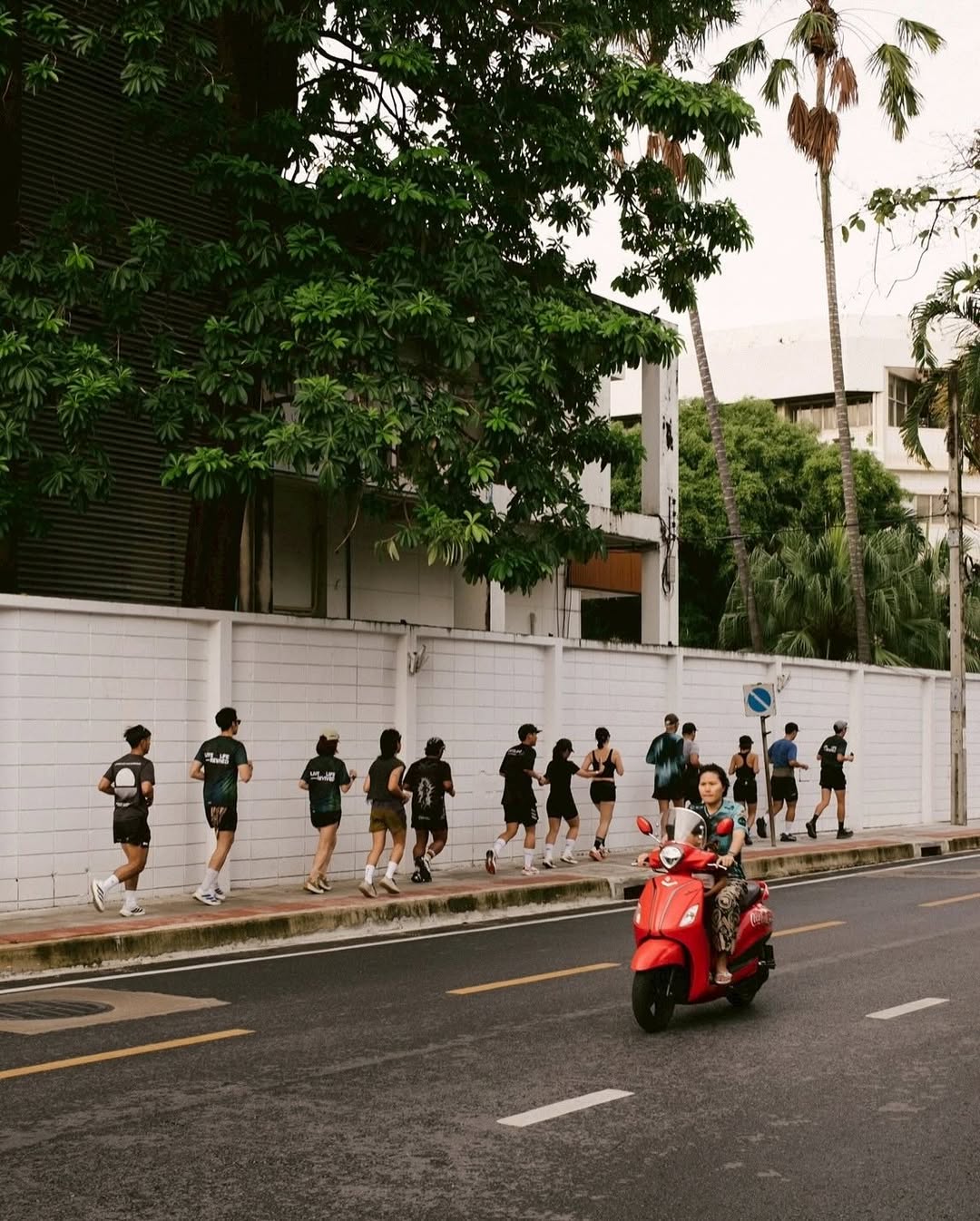 ภาพรวมคาเฟ่รอบสวนลุมพินีและสวนเบญจกิติสำหรับนักวิ่งและคนรักสุขภาพ