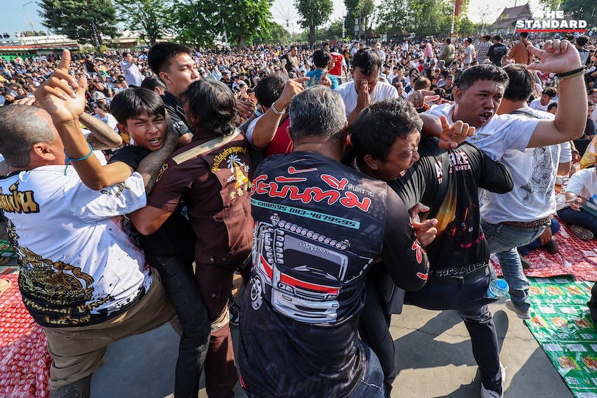 ผู้ร่วมพิธีสักยันต์แสดงอาการของขึ้น เลียนแบบท่าทางสัตว์ ระหว่างพิธีไหว้ครู หลวงพ่อเปิ่น วัดบางพระ 1