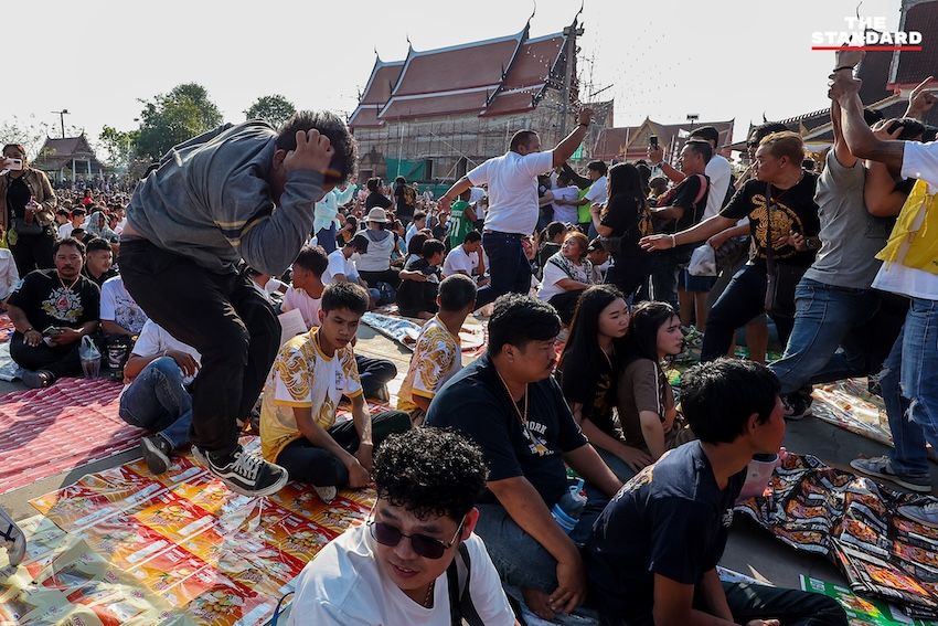 ผู้ร่วมพิธีสักยันต์แสดงอาการของขึ้น เลียนแบบท่าทางสัตว์ ระหว่างพิธีไหว้ครู หลวงพ่อเปิ่น วัดบางพระ 10