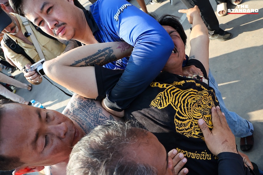 ผู้ร่วมพิธีสักยันต์แสดงอาการของขึ้น เลียนแบบท่าทางสัตว์ ระหว่างพิธีไหว้ครู หลวงพ่อเปิ่น วัดบางพระ 11