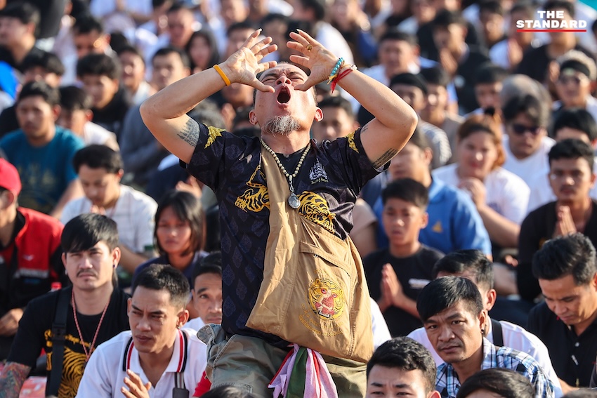 ผู้ร่วมพิธีสักยันต์แสดงอาการของขึ้น เลียนแบบท่าทางสัตว์ ระหว่างพิธีไหว้ครู หลวงพ่อเปิ่น วัดบางพระ 12