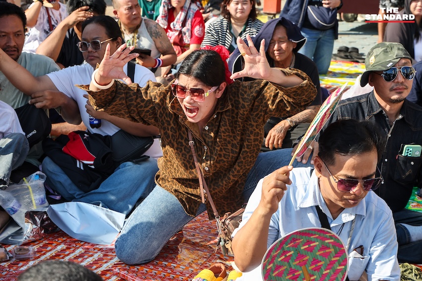 ผู้ร่วมพิธีสักยันต์แสดงอาการของขึ้น เลียนแบบท่าทางสัตว์ ระหว่างพิธีไหว้ครู หลวงพ่อเปิ่น วัดบางพระ 13