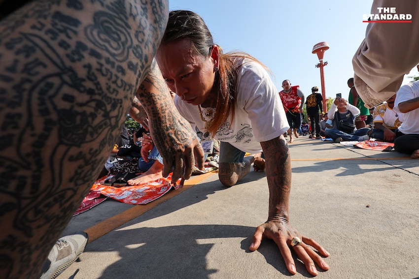 ผู้ร่วมพิธีสักยันต์แสดงอาการของขึ้น เลียนแบบท่าทางสัตว์ ระหว่างพิธีไหว้ครู หลวงพ่อเปิ่น วัดบางพระ 15