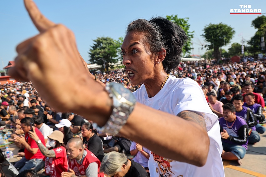 ผู้ร่วมพิธีสักยันต์แสดงอาการของขึ้น เลียนแบบท่าทางสัตว์ ระหว่างพิธีไหว้ครู หลวงพ่อเปิ่น วัดบางพระ 17