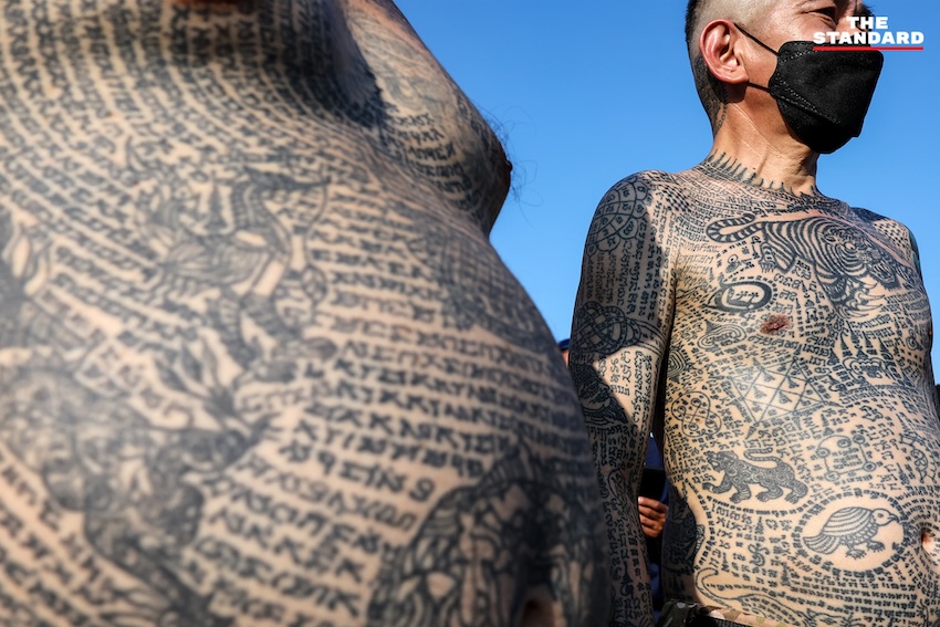 ผู้ร่วมพิธีสักยันต์แสดงอาการของขึ้น เลียนแบบท่าทางสัตว์ ระหว่างพิธีไหว้ครู หลวงพ่อเปิ่น วัดบางพระ 18