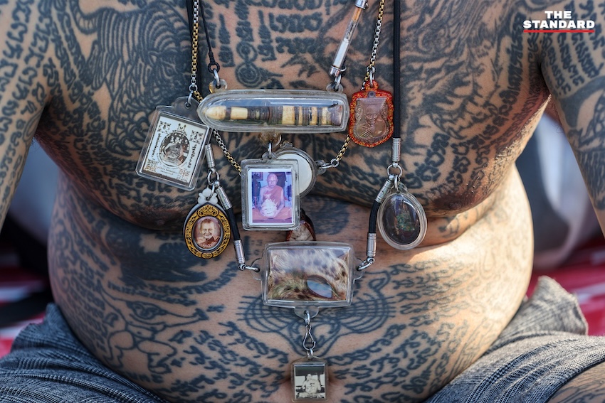 ผู้ร่วมพิธีสักยันต์แสดงอาการของขึ้น เลียนแบบท่าทางสัตว์ ระหว่างพิธีไหว้ครู หลวงพ่อเปิ่น วัดบางพระ 19