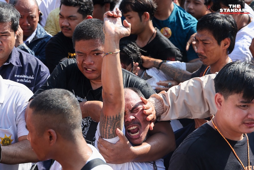 ผู้ร่วมพิธีสักยันต์แสดงอาการของขึ้น เลียนแบบท่าทางสัตว์ ระหว่างพิธีไหว้ครู หลวงพ่อเปิ่น วัดบางพระ 2