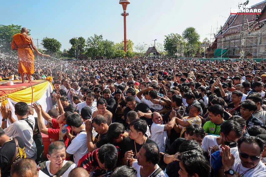 ผู้ร่วมพิธีสักยันต์แสดงอาการของขึ้น เลียนแบบท่าทางสัตว์ ระหว่างพิธีไหว้ครู หลวงพ่อเปิ่น วัดบางพระ 20