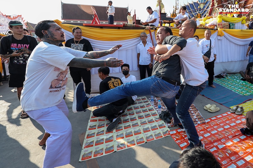 ผู้ร่วมพิธีสักยันต์แสดงอาการของขึ้น เลียนแบบท่าทางสัตว์ ระหว่างพิธีไหว้ครู หลวงพ่อเปิ่น วัดบางพระ 3