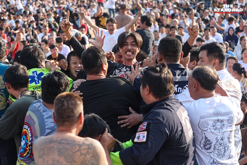 ผู้ร่วมพิธีสักยันต์แสดงอาการของขึ้น เลียนแบบท่าทางสัตว์ ระหว่างพิธีไหว้ครู หลวงพ่อเปิ่น วัดบางพระ 4