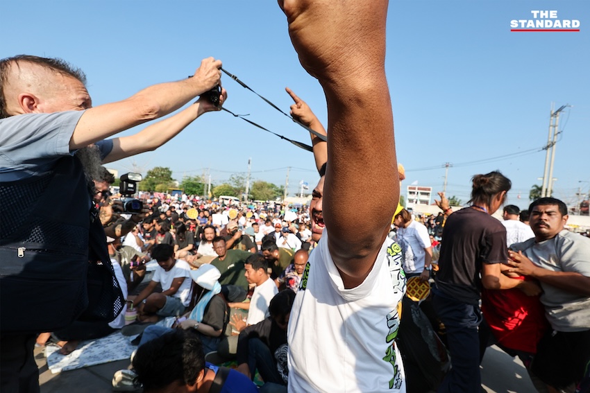 ผู้ร่วมพิธีสักยันต์แสดงอาการของขึ้น เลียนแบบท่าทางสัตว์ ระหว่างพิธีไหว้ครู หลวงพ่อเปิ่น วัดบางพระ 5