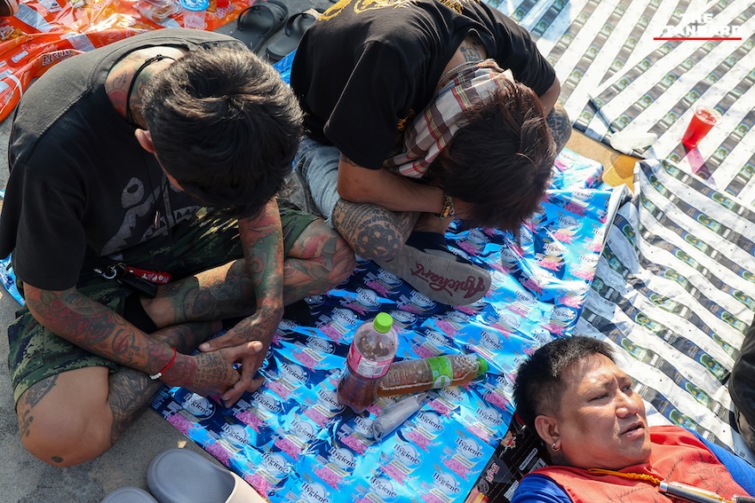 ผู้ร่วมพิธีสักยันต์แสดงอาการของขึ้น เลียนแบบท่าทางสัตว์ ระหว่างพิธีไหว้ครู หลวงพ่อเปิ่น วัดบางพระ 6