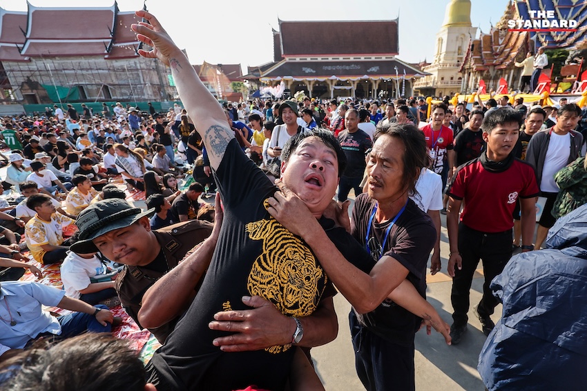 ผู้ร่วมพิธีสักยันต์แสดงอาการของขึ้น เลียนแบบท่าทางสัตว์ ระหว่างพิธีไหว้ครู หลวงพ่อเปิ่น วัดบางพระ 7