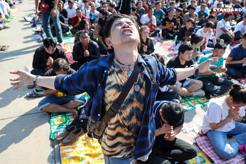 ผู้ร่วมพิธีสักยันต์แสดงอาการของขึ้น เลียนแบบท่าทางสัตว์ ระหว่างพิธีไหว้ครู หลวงพ่อเปิ่น วัดบางพระ 8