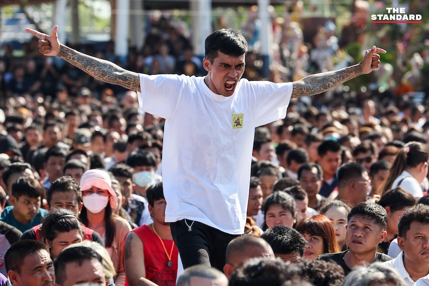 ผู้ร่วมพิธีสักยันต์แสดงอาการของขึ้น เลียนแบบท่าทางสัตว์ ระหว่างพิธีไหว้ครู หลวงพ่อเปิ่น วัดบางพระ 9