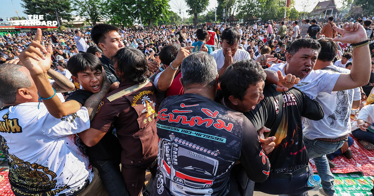 ผู้ร่วมพิธีสักยันต์แสดงอาการของขึ้น เลียนแบบท่าทางสัตว์ ระหว่างพิธีไหว้ครู หลวงพ่อเปิ่น วัดบางพระ