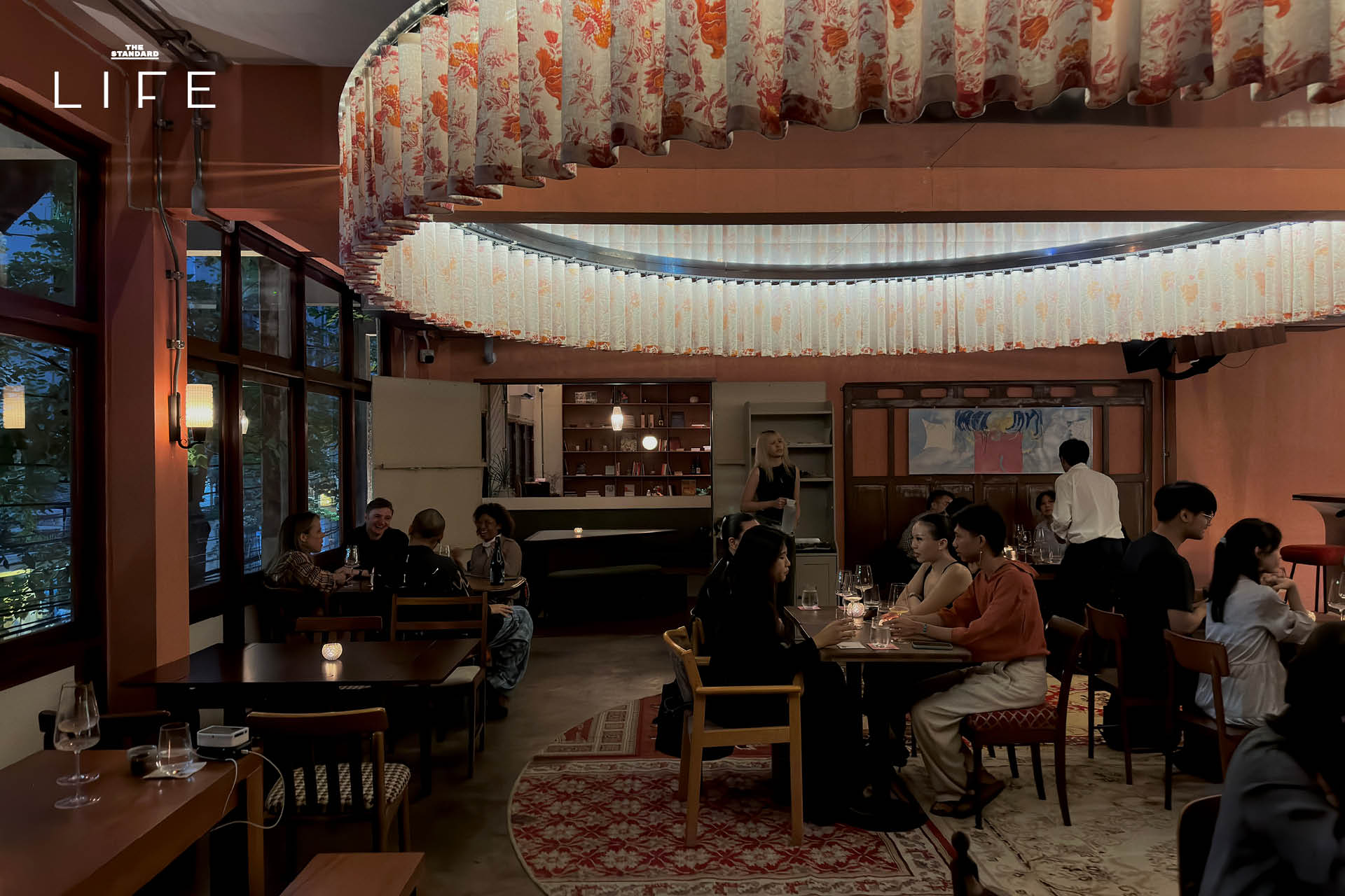 ภาพบรรยากาศ Sala Saneha ‘ศาลาเสน่หา’ โรงภาพยนตร์และไวน์บาร์ในตึกเก่าใจกลางสีลม 10