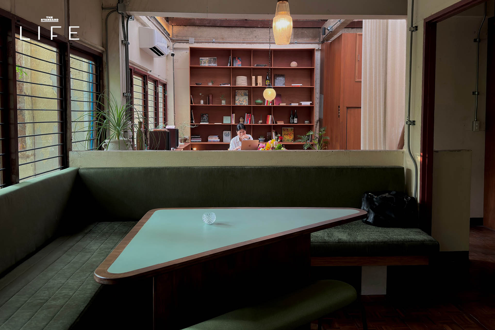 ภาพบรรยากาศ Sala Saneha ‘ศาลาเสน่หา’ โรงภาพยนตร์และไวน์บาร์ในตึกเก่าใจกลางสีลม 2