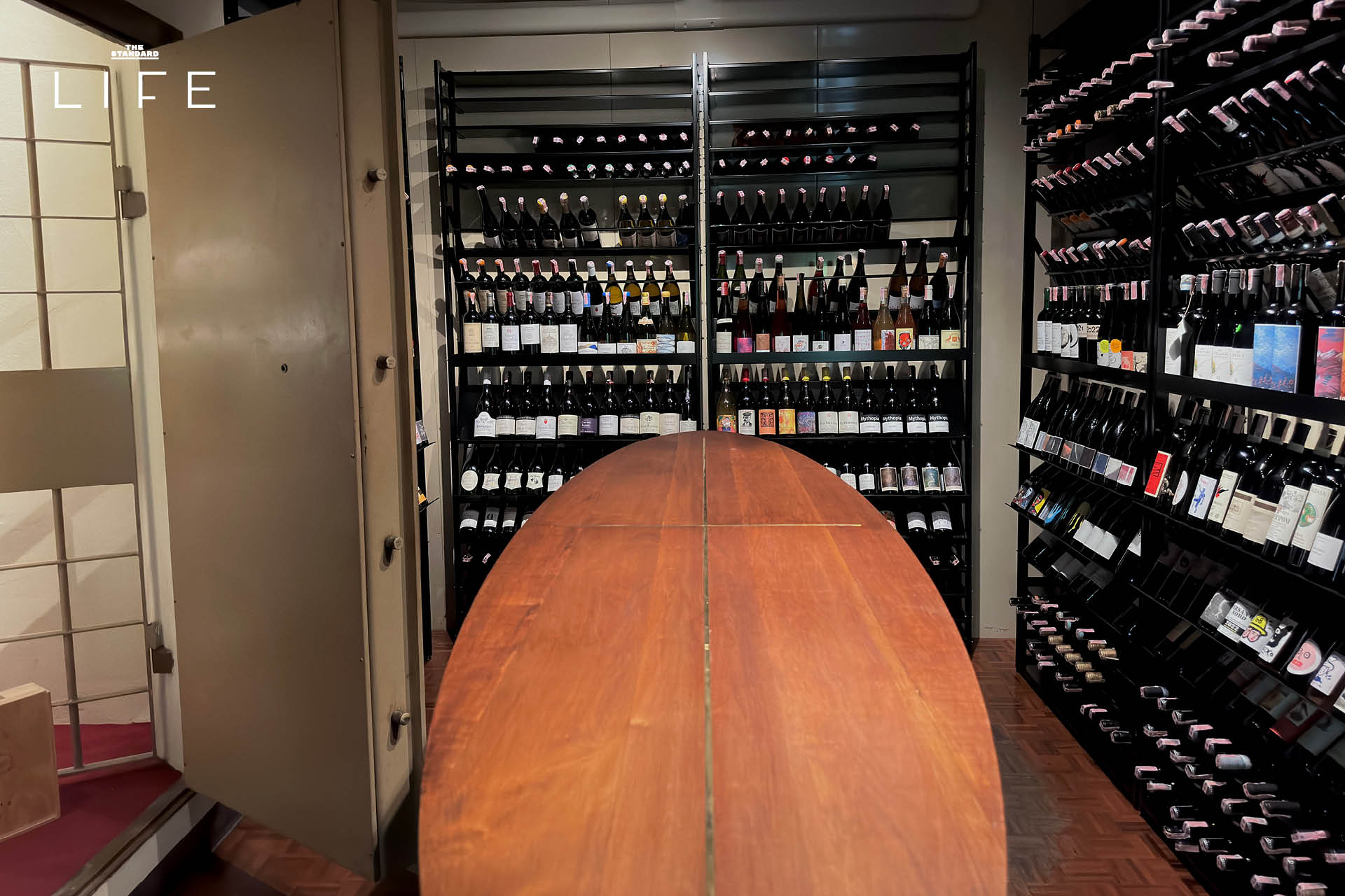 ภาพบรรยากาศ Sala Saneha ‘ศาลาเสน่หา’ โรงภาพยนตร์และไวน์บาร์ในตึกเก่าใจกลางสีลม 5