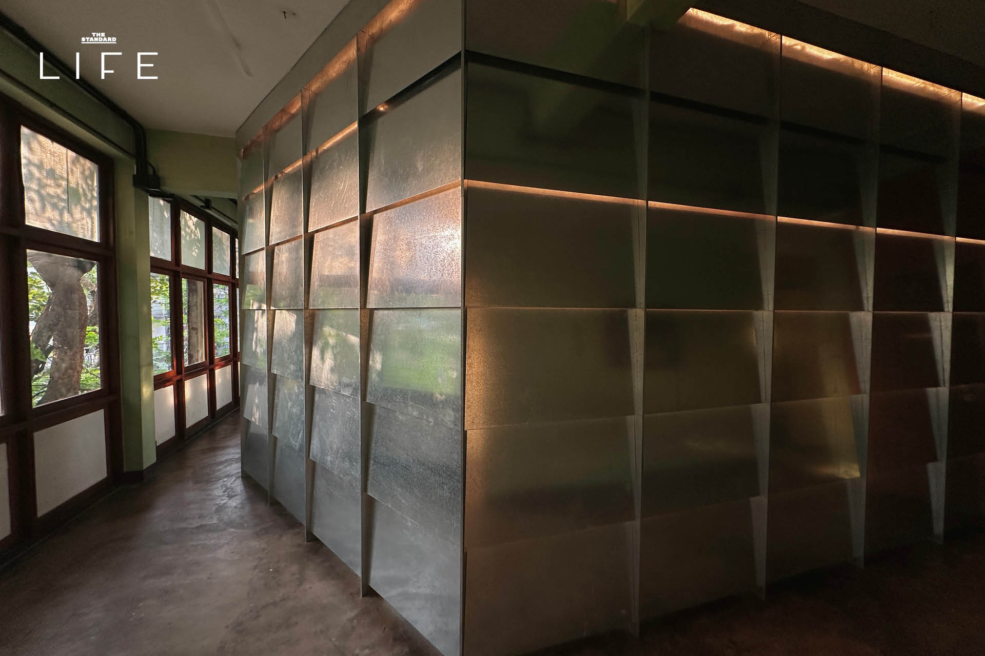 ภาพบรรยากาศ Sala Saneha ‘ศาลาเสน่หา’ โรงภาพยนตร์และไวน์บาร์ในตึกเก่าใจกลางสีลม 7