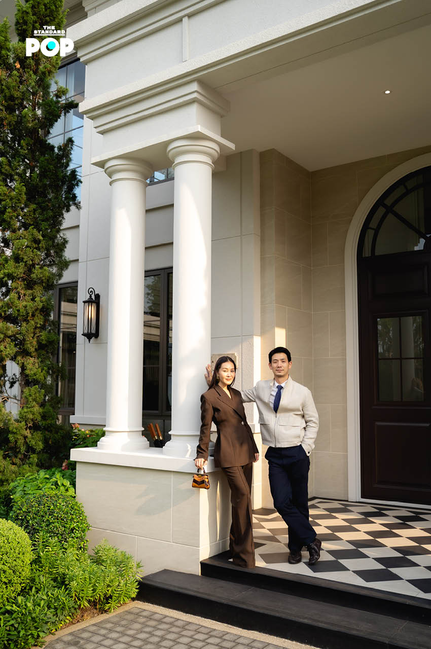 ภาพบรรยากาศงาน Sansiri Luxury Collection: The Forefront Of Luxury ที่แสดงถึงความหรูหรา งานศิลปะจากไม้ไผ่ และโลโก้ SLC 1